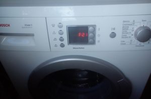 Feilkode F21 på en Bosch vaskemaskin med display