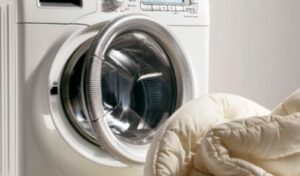 So waschen Sie eine Bettdecke in der Waschmaschine