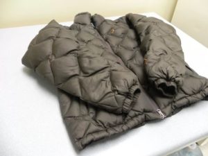 dry the down jacket on a horizontal surface