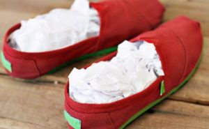 เพื่อให้รองเท้าแตะของคุณแห้งดีขึ้น ให้ยัดด้วยกระดาษ