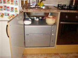 küçük bir mutfakta kompakt bulaşık makinesi