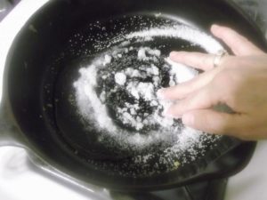 aquecendo sal em ferro fundido