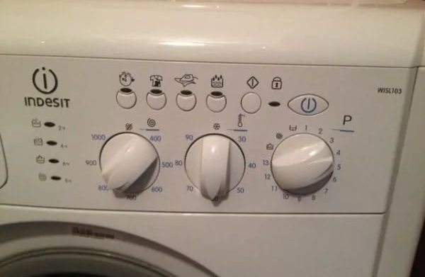 painel de controle da máquina de lavar roupa Indesit WISL 103