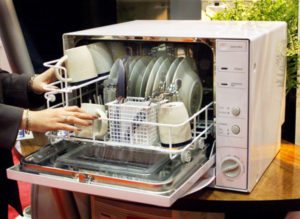 küçük bir mutfakta bulaşık makinesi