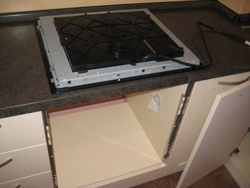 процес уградње машине за прање судова испод плоче за кување