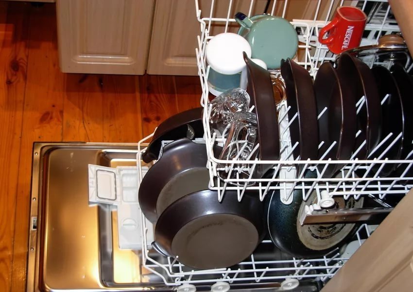 panner i en oppvaskmaskin i full størrelse