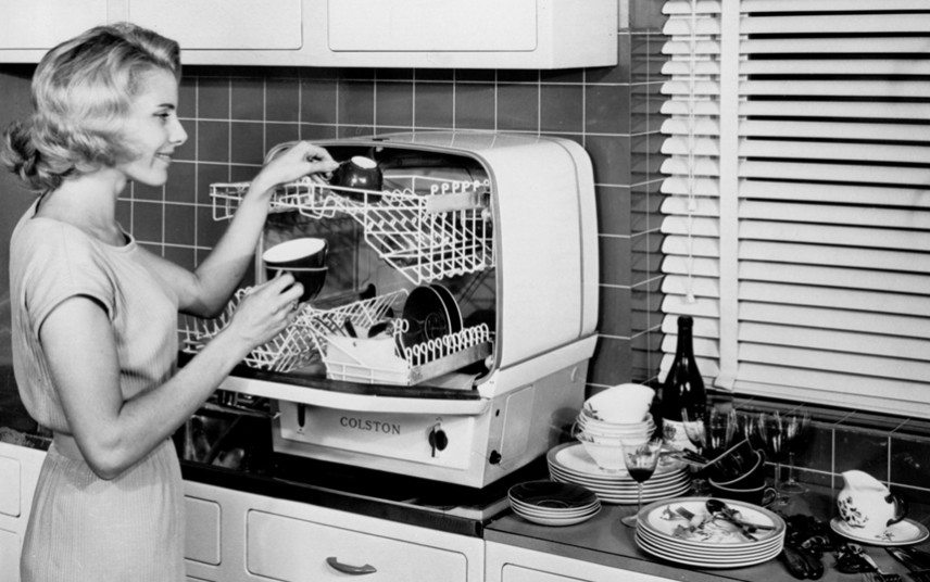 v polovici 20. storočia si umývačky riadu začali získavať na popularite