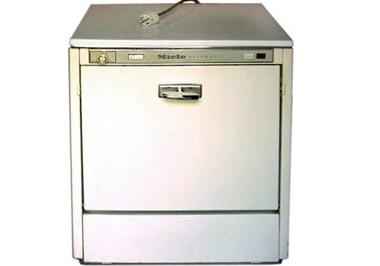 primeira máquina de lavar louça automática