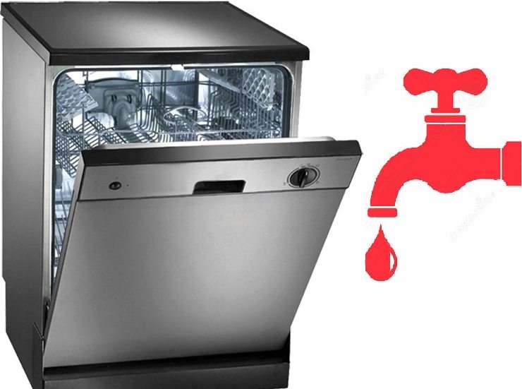 conectando a máquina de lavar louça à água quente