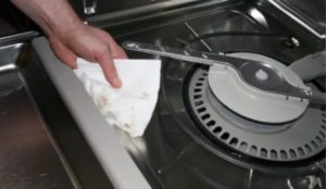 limpando a máquina de lavar louça