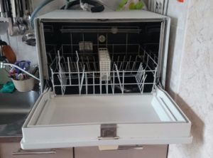 conectando uma máquina de lavar louça de mesa
