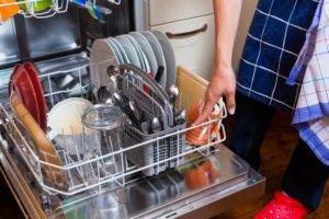 Es pot rentar els plats sense detergent al rentavaixelles?