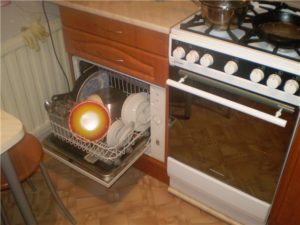 Hur man placerar en diskmaskin i ett litet kök