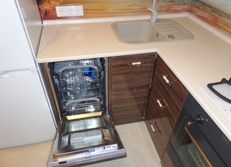 piemērs trauku mazgājamās mašīnas novietošanai mazā virtuvē