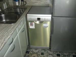 Máy rửa chén có thể đặt cạnh tủ lạnh được không?