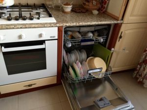 Est-il possible de placer un lave-vaisselle à côté de la cuisinière ?