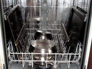 A tepsiket mosogatógépben lehet mosni?