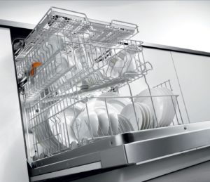 Tubig sa isang bagong dishwasher kapag binili