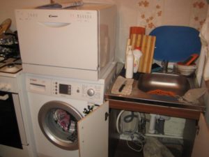 Có thể đặt máy rửa chén lên trên máy giặt không?