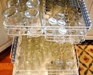 So sterilisieren Sie Gläser in der Spülmaschine