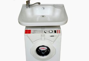 Nilüfer çamaşır makinesinin üstünde lavabo