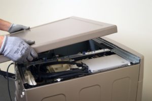 Como remover a tampa de uma máquina de lavar LG
