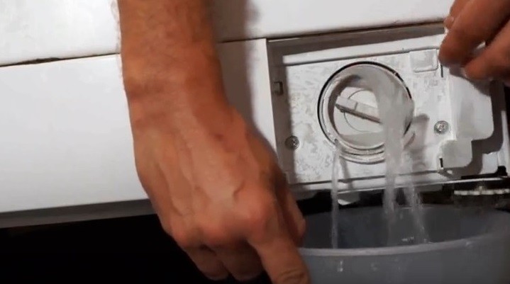 nuleiskite vandenį iš Kandy skalbimo mašinos