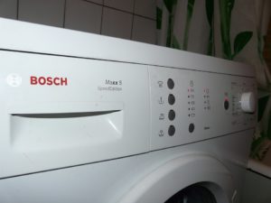 Tháo nắp trên của máy giặt Bosch