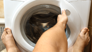How to open the door of an Indesit washing machine if it is locked