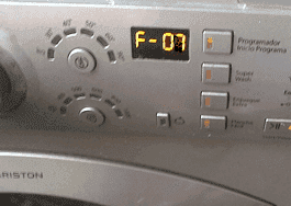 Erro F07 na máquina de lavar Ariston