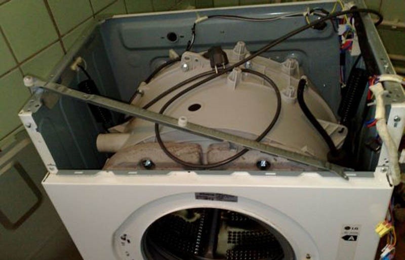 retirando o tanque da máquina de lavar Kandy