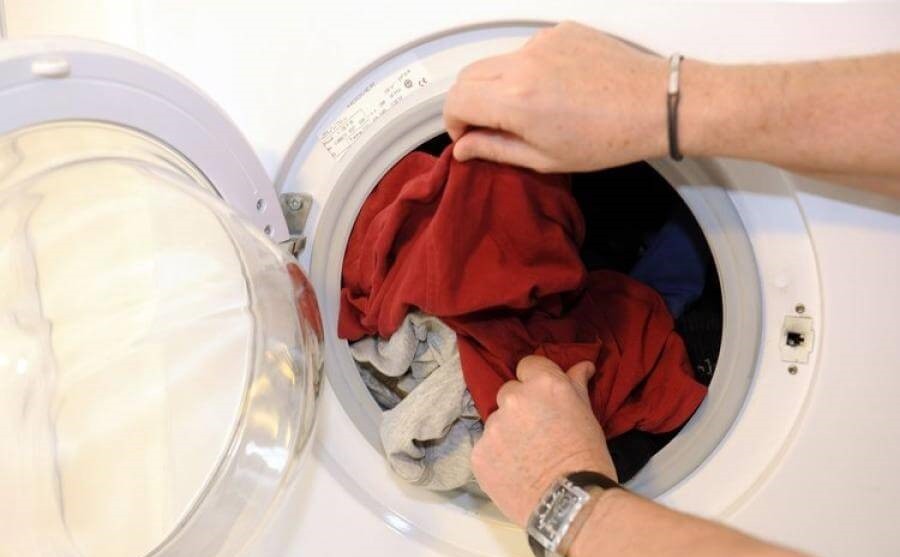 prawidłowo włóż pranie do bębna