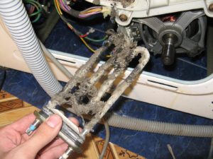 Cómo reemplazar el elemento calefactor en una lavadora Ariston
