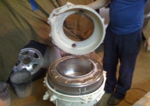Разглобяване на барабана на пералня Indesit