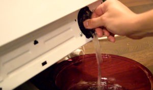 verter agua en un recipiente