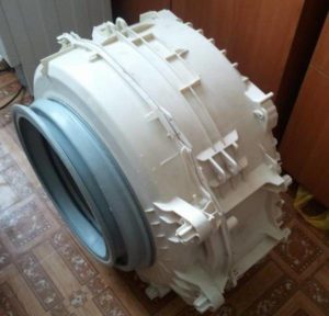 Removendo o tambor de uma máquina de lavar Indesit