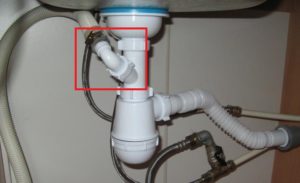 ikonekta ang drain hose sa siphon