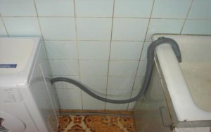 Directe lozing van rioolwater in de badkamer