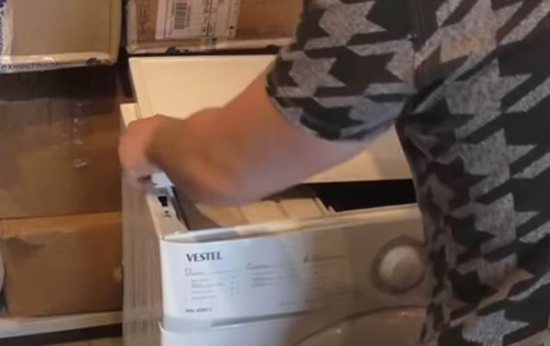 remova a tampa superior da máquina de lavar Vestel