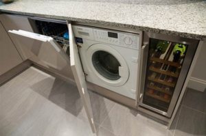vaskemaskin i kjøkkeninnredning