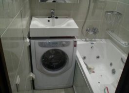 Onde colocar uma máquina de lavar em um banheiro pequeno