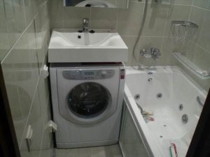 Waar plaats je een wasmachine in een kleine badkamer?