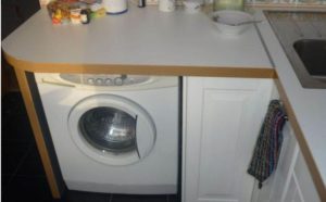 Hvor å sette en vaskemaskin i et lite kjøkken