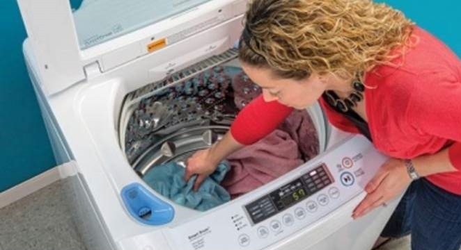Normalerweise haben Toplader-Waschmaschinen eine schmale Luke, es gibt jedoch Ausnahmen