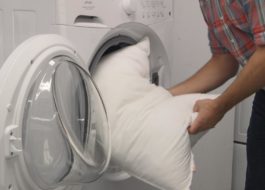 Hvordan vaske en holofiberpute i en vaskemaskin