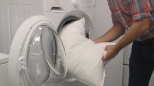 Hoe een holofiberkussen in een wasmachine te wassen