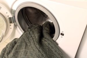 Πώς να πλύνετε ένα πουλόβερ σε ένα πλυντήριο