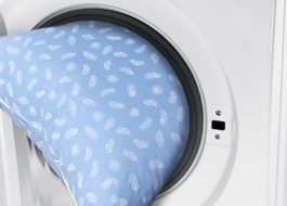 So waschen Sie ein synthetisches Polsterkissen in der Waschmaschine