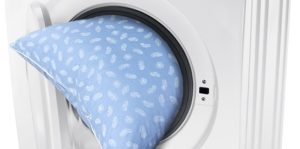 Sådan vasker du en syntetisk polstringspude i en vaskemaskine