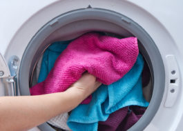 Hur man tvättar en handduk i en tvättmaskin för att hålla den mjuk